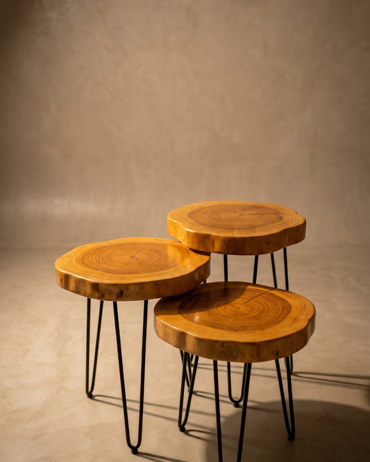 Trillizas Beta Lab. Tres mesas auxiliares en campano con patas hairpin, fondo de estudio.